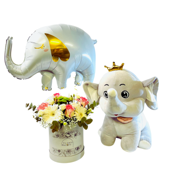 Ελεφαντάκι γκρι με σύνθεση λουλουδιών και μπαλόνι.